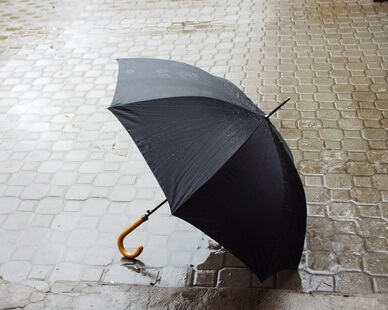 Regenschirm im Regen